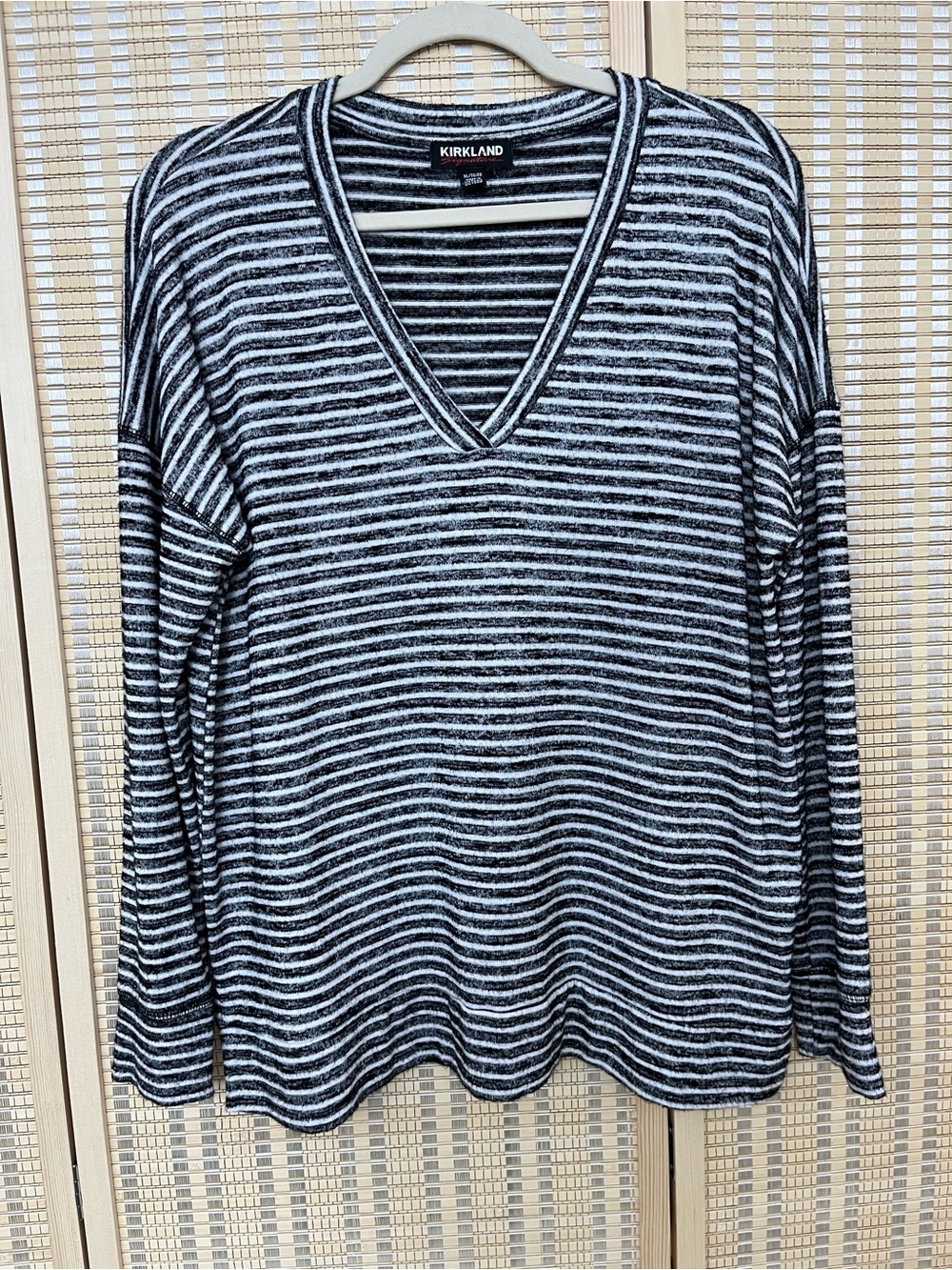 Kirkland Signature Black and White Striped V-Neck Sweater xl